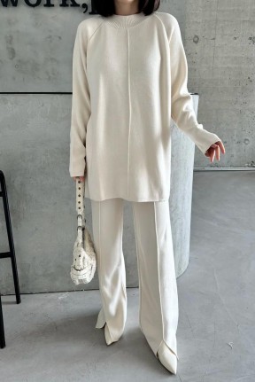 Çımalı yırtmaçlı triko takım Çımalı yırtmaçlı triko takım