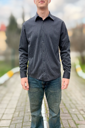 Çizgili klasik yaka düğmeli gömlek Çizgili klasik yaka düğmeli gömlek
