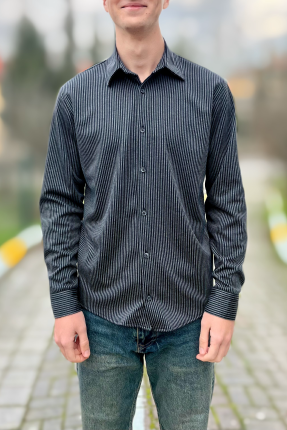 Çizgili klasik yaka düğmeli gömlek Çizgili klasik yaka düğmeli gömlek