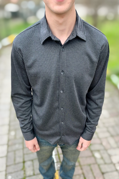 Çizgili klasik yaka düğmeli gömlek Çizgili klasik yaka düğmeli gömlek