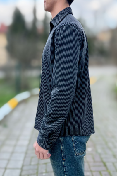 Çizgili klasik yaka düğmeli gömlek Çizgili klasik yaka düğmeli gömlek