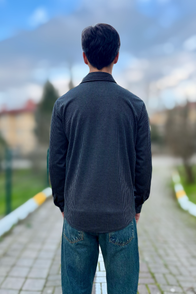 Çizgili klasik yaka düğmeli gömlek Çizgili klasik yaka düğmeli gömlek