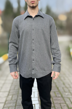 Çizgili klasik yaka düğmeli gömlek Çizgili klasik yaka düğmeli gömlek