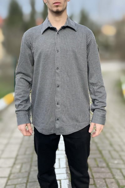 Çizgili klasik yaka düğmeli gömlek Çizgili klasik yaka düğmeli gömlek