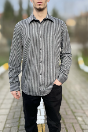 Çizgili klasik yaka düğmeli gömlek Çizgili klasik yaka düğmeli gömlek