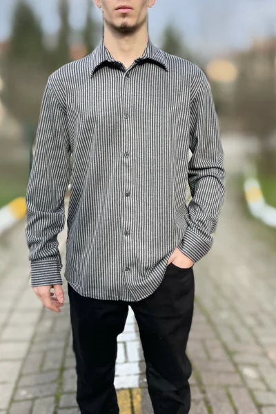 Çizgili klasik yaka düğmeli gömlek