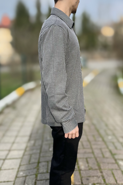 Çizgili klasik yaka düğmeli gömlek Çizgili klasik yaka düğmeli gömlek