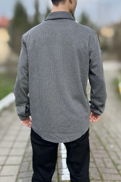 Çizgili klasik yaka düğmeli gömlek Çizgili klasik yaka düğmeli gömlek