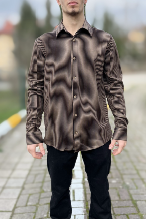 Çizgili klasik yaka düğmeli gömlek Çizgili klasik yaka düğmeli gömlek