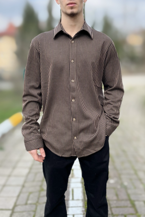 Çizgili klasik yaka düğmeli gömlek Çizgili klasik yaka düğmeli gömlek