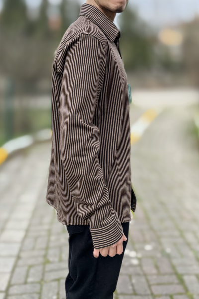 Çizgili klasik yaka düğmeli gömlek Çizgili klasik yaka düğmeli gömlek