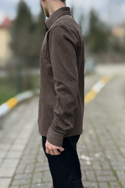 Çizgili klasik yaka düğmeli gömlek Çizgili klasik yaka düğmeli gömlek