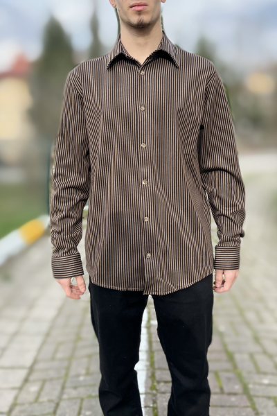 Çizgili klasik yaka düğmeli gömlek Çizgili klasik yaka düğmeli gömlek