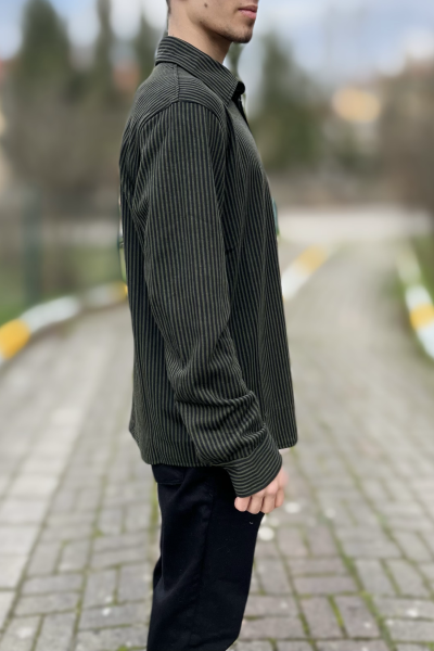 Çizgili klasik yaka düğmeli gömlek Çizgili klasik yaka düğmeli gömlek