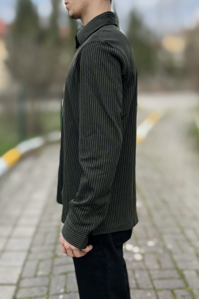 Çizgili klasik yaka düğmeli gömlek Çizgili klasik yaka düğmeli gömlek