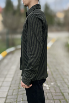 Çizgili klasik yaka düğmeli gömlek Çizgili klasik yaka düğmeli gömlek