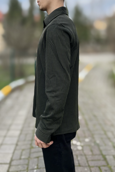 Çizgili klasik yaka düğmeli gömlek Çizgili klasik yaka düğmeli gömlek