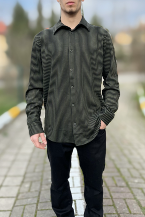 Çizgili klasik yaka düğmeli gömlek Çizgili klasik yaka düğmeli gömlek